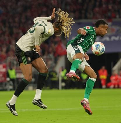 26 09 2025, FC Bayern vs Werder Bremen, Allianz Arena Muenchen, Soccer, Sports, in the picture Sacha Boey FC Bayern Muenchen vs Felix Agu Bremen