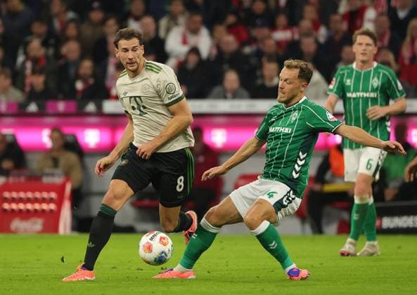26 09 2025, FC Bayern vs Werder Bremen, Allianz Arena Muenchen, Soccer, Sports, in the picture Leon Goretzka FC Bayern Muenchen vs Senne Lynen Bremen