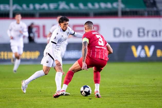 v li Luca De Meester SVS, 11 , Maximilian Rossmann OFC, 3 , duel, duel, tackle, tackling, dynamics, action, action, 26 09 2025, Sandhausen Germany , Football, Regionalliga Südwest, SV Sandhausen Kickers Offenbach xozx