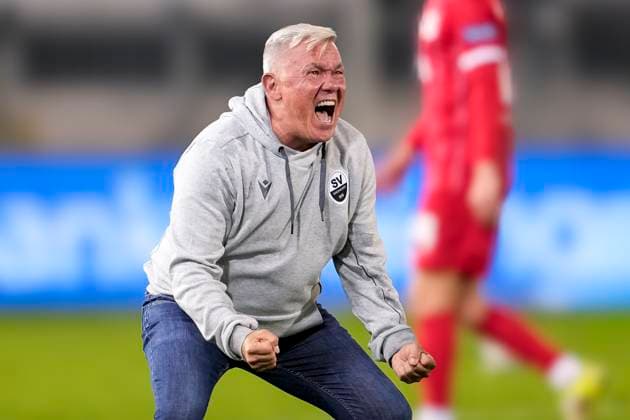 Olaf Janßen Janssen, coach, head coach, SVS , single picture, single photo, action, action, cheering after the final whistle, joy about the victory, winner, winner, cheers, cheering, cheerful, positive, happy, rejoicing, optimistic, highlight, 26 09 2025, Sandhausen Germany , Football, Regionalliga Südwest, SV Sandhausen Kickers Offenbach xozx