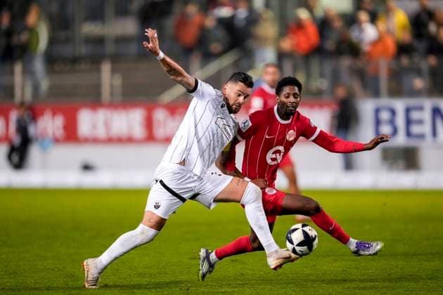 v li Pascal Testroet SVS, 37 , Boubacar Barry OFC, 10 , duel, duel, tackle, tackling, dynamics, action, action, 26 09 2025, Sandhausen Germany , Football, Regionalliga Südwest, SV Sandhausen Kickers Offenbach xozx