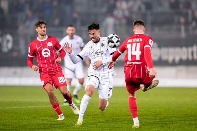 from left Dominik Crljenec OFC, 20 , David Mamutovic SVS, 7 , Kristjan Arh Cesen OFC, 14 , duel, duel, tackle, tackling, dynamics, action, action, 26 09 2025, Sandhausen Germany , Football, Regionalliga Südwest, SV Sandhausen Kickers Offenbach xozx