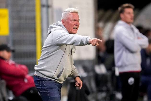 Olaf Janßen Janssen, coach, head coach, SVS , gives instructions, gestures, gesticulates with arms, single picture, single photo, action, action, 26 09 2025, Sandhausen Germany , Football, Regionalliga Südwest, SV Sandhausen Kickers Offenbach xozx