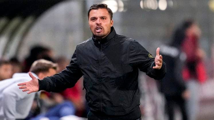 Anthony Loviso Coordinator Sport, SVS , gives instructions, gestures, gesticulates with arms, single picture, single photo, action, action, 26 09 2025, Sandhausen Germany , Football, Regionalliga Südwest, SV Sandhausen Kickers Offenbach xozx