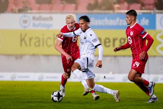 v li Jona Borsum OFC, 4 , Teoman Akmestanli SVS, 23 , Ouassim Karada OFC, 24 , duel, duel, tackle, tackling, dynamics, action, action, 26 09 2025, Sandhausen Germany , Football, Regionalliga Südwest, SV Sandhausen Kickers Offenbach xozx