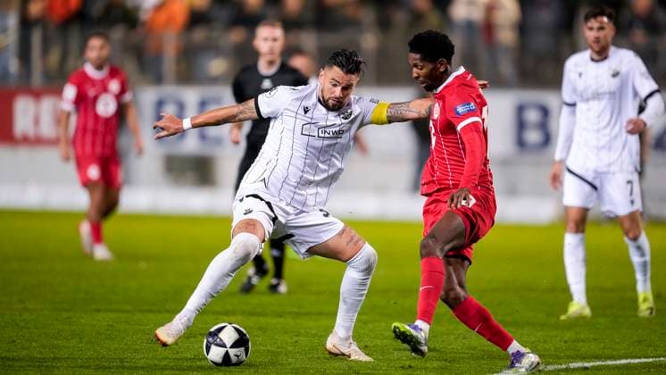 v li Pascal Testroet SVS, 37 , Boubacar Barry OFC, 10 , duel, duel, tackle, tackling, dynamics, action, action, 26 09 2025, Sandhausen Germany , Football, Regionalliga Südwest, SV Sandhausen Kickers Offenbach xozx