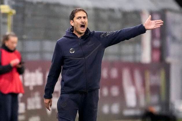 Kristjan Glibo coach, head coach, OFC , gives instructions, gestures, gesturing with arms, single image, single photo, action, action, 26 09 2025, Sandhausen Germany , Football, Regionalliga Südwest, SV Sandhausen Kickers Offenbach xozx