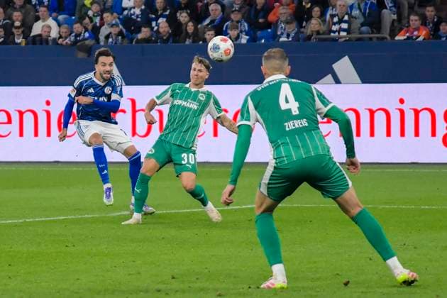 from left in the picture Kenan Karaman Schalke 19 Felix Klaus Fuerth 30 Philipp Ziereis Fuerth 4 26 09 2025 Soccer FC Schalke 04 vs SpVgg Greuther Fuerth, Veltins Arena, Gelsenkirchen, DFB DFL REGULATIONS PROHIBIT ANY USE OF PHOTOGRAPHS AS IMAGE SEQUENCES AND OR QUASI VIDEO Copyright: xpepphotox xHorstxMauelshagenx pep00321, pep_20250926_hm_141466