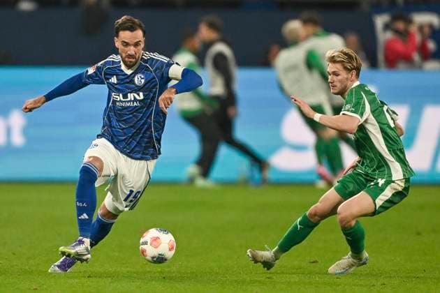 from left in duel Kenan Karaman Schalke 19 Marco John Fuerth 24 26 09 2025 Soccer FC Schalke 04 vs SpVgg Greuther Fuerth, Veltins Arena, Gelsenkirchen, DFB DFL REGULATIONS PROHIBIT ANY USE OF PHOTOGRAPHS AS IMAGE SEQUENCES AND OR QUASI VIDEO Copyright: xpepphotox xHorstxMauelshagenx pep00321, pep_20250926_hm_141876