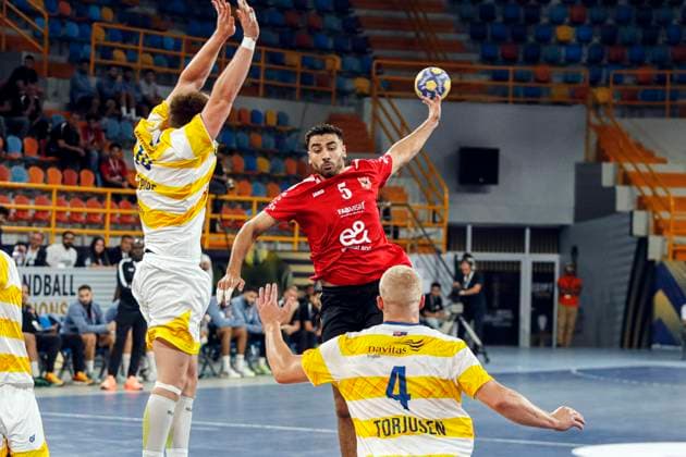 (250927) -- CAIRO, Sept. 27, 2025 -- Mohsen Ramadan (top R) of Al Ahly SC shoots during the 18th IHF Men s Club World Championship, WM, Weltmeisterschaft 2025 preliminary round group C handball match between Al Ahly SC of Egypt and Sydney Uni HC of Australia in Cairo, Egypt, on Sept. 26, 2025. ) (SP)EGYPT-CAIRO-HANDBALL-IHF-MEN S CLUB WORLD CHAMPIONSHIP-PRELIMINARY ROUND MATCH AhmedxGomaa 