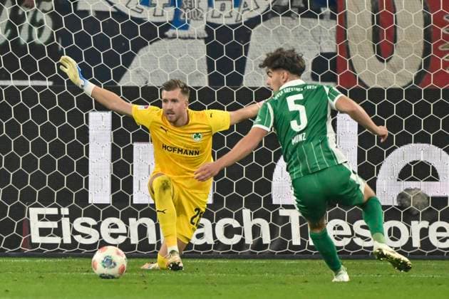 from left in picture Pelle Boevink Fuerth 26 eno Münz Muenz Fuerth 5 26 09 2025 Soccer FC Schalke 04 vs SpVgg Greuther Fuerth, Veltins Arena, Gelsenkirchen, DFB DFL REGULATIONS PROHIBIT ANY USE OF PHOTOGRAPHS AS IMAGE SEQUENCES AND OR QUASI VIDEO Copyright: xpepphotox xHorstxMauelshagenx pep00321, pep_20250926_hm_142176