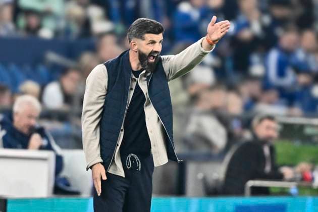 Miron Muslic Schalke gestures gestures gestures 26 09 2025 Soccer FC Schalke 04 vs SpVgg Greuther Fuerth, Veltins Arena, Gelsenkirchen, DFB DFL REGULATIONS PROHIBIT ANY USE OF PHOTOGRAPHS AS IMAGE SEQUENCES AND OR QUASI VIDEO Copyright: xpepphotox xHorstxMauelshagenx pep00321, pep_20250926_hm_142538