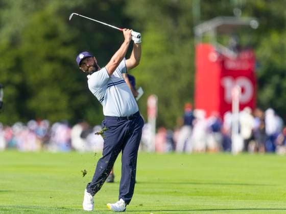 September 26, 2025, Farmingdale, Ny, United States: FARMINGDALE, NY - SEPTEMBER 26: Jon Rahm of Team Europe hits an approach shot on hole 11 during the Ryder Cup - Afternoon Fourball Matches at Bethpage Black Golf Course on September 26, 2025 in Farmingdale, NY. Farmingdale United States - ZUMAt139 20250926_aaa_t139_065 Copyright: xAlxChang IsixPhotosx