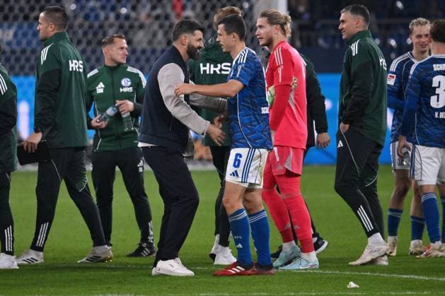 Cheering Coach Miron Muslic FC Schalke 04 , Ron Schallenberg FC Schalke 04 , Goalkeeper Loris Karius Schalke 04 , v li 26 09 2025, Soccer 2 Bundesliga, Season 2025 2026, 7 Matchday, FC Schalke 04 SpVgg Greuther Fürth 1 0 DFL regulations prohibit any use of photographs as image sequences and or quasi video Gelsenkirchen Veltins Arena Nordrhein Westfalen Germany Team2
