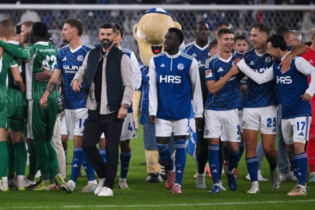 Schalkes players celebrate the victory, left coach Miron Muslic FC Schalke 04 , center Christian Gomis FC Schalke 04 26 09 2025, Soccer 2 Bundesliga, Season 2025 2026, Matchday 7, FC Schalke 04 SpVgg Greuther Fürth 1 0 DFL regulations prohibit any use of photographs as image sequences and or quasi video Gelsenkirchen Veltins Arena Nordrhein Westfalen Germany Team2