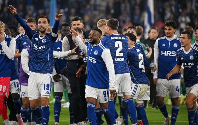 Cheering after the match, front from left , Kenan Karaman FC Schalke 04 , Moussa Sylla FC Schalke 04 , back center Coach Miron Muslic FC Schalke 04 26 09 2025, Soccer 2 Bundesliga, Season 2025 2026, Matchday 7, FC Schalke 04 SpVgg Greuther Fürth 1 0 DFL regulations prohibit any use of photographs as image sequences and or quasi video Gelsenkirchen Veltins Arena Nordrhein Westfalen Germany Team2