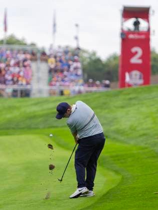 September 26, 2025, Farmingdale, Ny, United States: FARMINGDALE, NY - SEPTEMBER 26: Robert MacIntyre of Team Europe hits an approach shot on hole 2 during the Ryder Cup - Morning Foursomes Matches at Bethpage Black Golf Course on September 26, 2025 in Farmingdale, NY. Ryder Cup - Morning Foursomes Matches  - ZUMAt139 20250926_aaa_t139_189 Copyright: xAlxChang IsixPhotosx