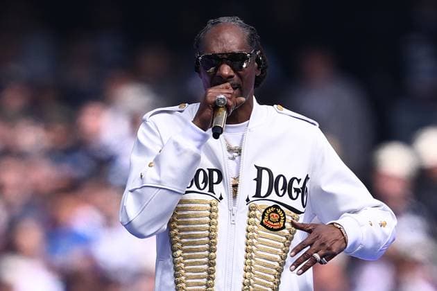 AFL GRAND FINAL, Snoop Dogg performs ahead of the AFL Grand Final between the Geelong Cats and the Brisbane Lions at the Melbourne Cricket Ground in Melbourne, Saturday, September 27, 2025. ( NO ARCHIVING, EDITORIAL USE ONLY MELBOURNE VICTORIA AUSTRALIA  Copyright: xJOELxCARRETTx 20250927172937433447
