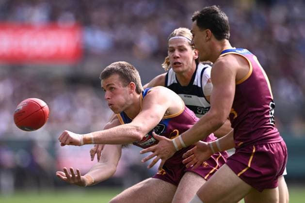 AFL GRAND FINAL, Ty Gallop of the Lions (left) handballs during the AFL Grand Final between the Geelong Cats and the Brisbane Lions at the Melbourne Cricket Ground in Melbourne, Saturday, September 27, 2025. ( NO ARCHIVING, EDITORIAL USE ONLY MELBOURNE VICTORIA AUSTRALIA  Copyright: xJOELxCARRETTx 20250927150531663201