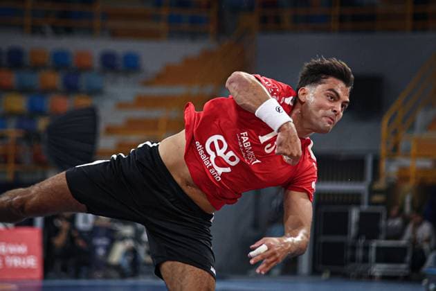 Al Ahly v Sydney - IHF Men s Club Handball World Cup Hany, a 13-year-old AlAhly player, kicks the ball during the AlAhly and Sydney match in the Men s Club World Handball Championship in Cairo, Egypt, on September 26, 2025. cairo Egypt  Copyright: xAhmedxMosaadx originalFilename:mosad-notitle250926_npb7A.jpg