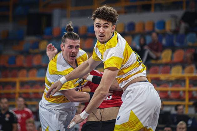 Al Ahly v Sydney - IHF Men s Club Handball World Cup Sydney FC players look at the ball during the Al Ahly vs Sydney FC match in the Men s Handball Club World Cup in Cairo, Egypt, on September 26, 2025. cairo Egypt  Copyright: xAhmedxMosaadx originalFilename:mosad-notitle250926_npF96.jpg