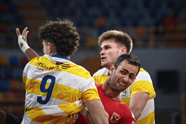 Al Ahly v Sydney - IHF Men s Club Handball World Cup An Al Ahly player kicks the ball during the Al Ahly and Sydney match in the Men s Club World Handball Championship in Cairo, Egypt, on September 26, 2025. cairo Egypt  Copyright: xAhmedxMosaadx originalFilename:mosad-notitle250926_npGuD.jpg