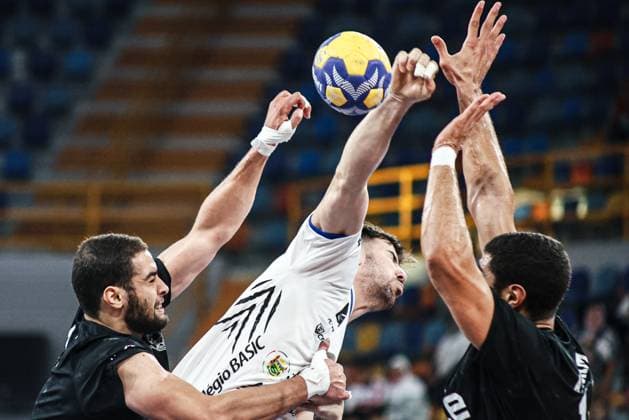 Zamalek v Taubate - IHF Men s Club Handball World Cup Arza (99), a player of the Taubate team, kicks the ball during the match between Zamalek and Taubate in the Men s Handball Club World Cup in Cairo, Egypt, on September 26, 2025 cairo Egypt  Copyright: xAhmedxMosaadx originalFilename:mosad-notitle250926_np8OF.jpg