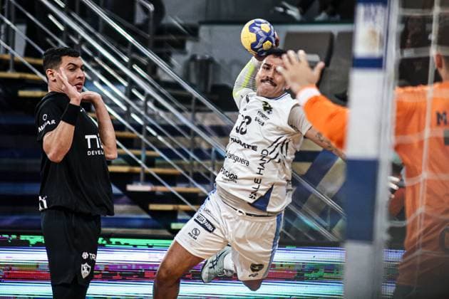 Zamalek v Taubate - IHF Men s Club Handball World Cup Laranjeiro, 18, a player of the Taubate team, kicks the ball during the match between Zamalek and Taubate in the Men s Handball Club World Cup in Cairo, Egypt, on September 26, 2025 cairo Egypt  Copyright: xAhmedxMosaadx originalFilename:mosad-notitle250926_np9Gr.jpg