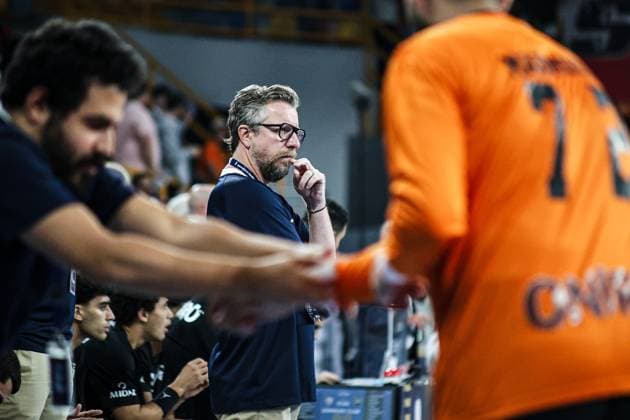 Zamalek v Taubate - IHF Men s Club Handball World Cup Frank Morris coaches Zamalek SC during the match between Zamalek and Taubate in the Men s Handball Club World Championship, WM, Weltmeisterschaft in Cairo, Egypt, on September 26, 2025. cairo Egypt  Copyright: xAhmedxMosaadx originalFilename:mosad-notitle250926_npKeM.jpg