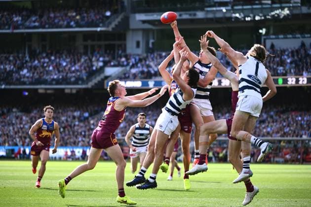 AFL GRAND FINAL, Connor O Sullivan of Geelong smothers the ball during the AFL Grand Final between the Geelong Cats and the Brisbane Lions at the Melbourne Cricket Ground in Melbourne, Saturday, September 27, 2025. ( NO ARCHIVING, EDITORIAL USE ONLY MELBOURNE VICTORIA AUSTRALIA  Copyright: xJOELxCARRETTx 20250927154971120700