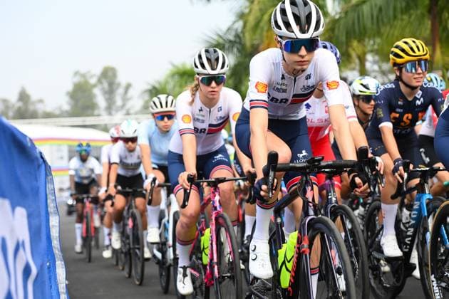 2025 UCI Road World Championships Picture by Simon Wilkinson SWpix.com - 27 09 2025 - Cycling - 2025 UCI Road World Championships - Kigali Convention Centre, Kigali, Rwanda - Women Junior Road Race - Gabriella McHugh (Great Britain), Arabella Blackburn (Great Britain) Copyright: x xSWpix.comx(t axPhotographyxHubxLtd)xSimonxWilkinson SWpix.comx SWP-3030-7639