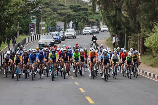 2025 UCI Road World Championships Picture by Alex Whitehead SWpix.com - 27 09 2025 - Cycling - 2025 UCI Road World Championships - Kigali Convention Centre, Kigali, Rwanda - Women Junior Road Race - The peloton Copyright: x xSWpix.comx(t axPhotographyxHubxLtd)xAlexxWhitehead SWpix.comx SWP-3030-7640