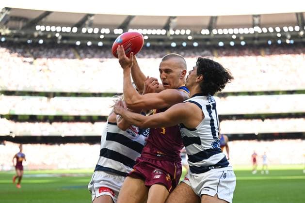 2025 AFL GRAND FINAL, Kai Lohmann of the Lions (centre) is tackled by Lawson Humphries of Geelong (right) during the AFL Grand Final between the Geelong Cats and the Brisbane Lions at the Melbourne Cricket Ground in Melbourne, Saturday, September 27, 2025. ( NO ARCHIVING, EDITORIAL USE ONLY MELBOURNE VICTORIA AUSTRALIA  Copyright: xJAMESxROSSx 20250927118305327546