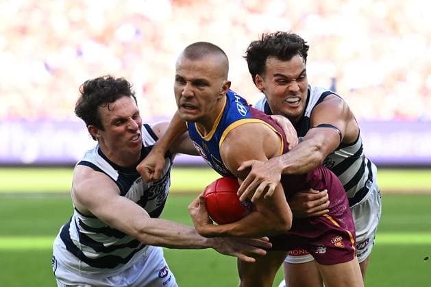 2025 AFL GRAND FINAL, Max Holmes of Geelong (left) tackles Kai Lohmann of the Lions during the AFL Grand Final between the Geelong Cats and the Brisbane Lions at the Melbourne Cricket Ground in Melbourne, Saturday, September 27, 2025. ( NO ARCHIVING, EDITORIAL USE ONLY MELBOURNE VICTORIA AUSTRALIA  Copyright: xJAMESxROSSx 20250927161474851349