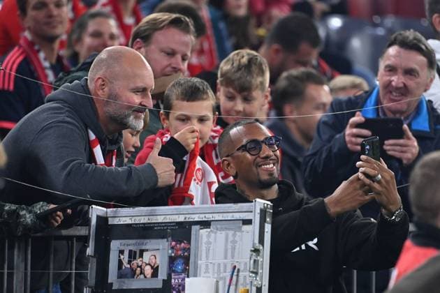 Jerome BOATENG takes selfies with fans,Soccer fans Soccer 1 Bundesliga Season 2025 2026, 5 Matchday, Matchday05 FC Bayern Muenchen SV Werder Bremen 4 0 on 26 09 2025 , A L L I A N Z A R E N A