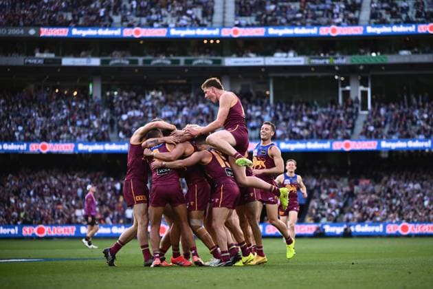 AFL GRAND FINAL, Hugh McCluggage of the Lions celebrates scoring a goal with teammates during the AFL Grand Final between the Geelong Cats and the Brisbane Lions at the Melbourne Cricket Ground in Melbourne, Saturday, September 27, 2025. ( NO ARCHIVING, EDITORIAL USE ONLY MELBOURNE VICTORIA AUSTRALIA  Copyright: xJOELxCARRETTx 20250927113830494764