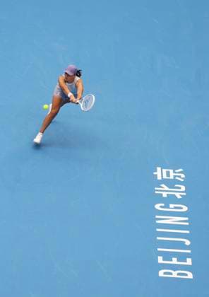 (250927) -- BEIJING, Sept. 27, 2025 -- Iga Swiatek of Poland hits a return during the women s singles second round match against Yuan Yue of China at 2025 China Open tennis tournament in Beijing, China, Sept. 27, 2025. ) (SP)CHINA-BEIJING-TENNIS-CHINA OPEN-WOMEN S SINGLES-SECOND ROUND (CN) Baixxuefei 