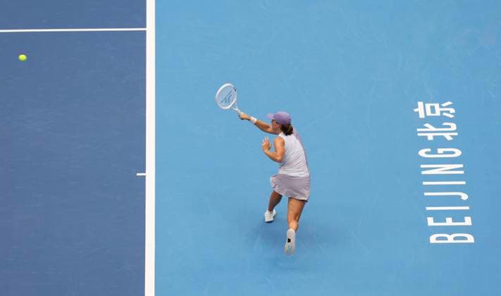 (250927) -- BEIJING, Sept. 27, 2025 -- Iga Swiatek of Poland hits a return during the women s singles second round match against Yuan Yue of China at 2025 China Open tennis tournament in Beijing, China, Sept. 27, 2025. ) (SP)CHINA-BEIJING-TENNIS-CHINA OPEN-WOMEN S SINGLES-SECOND ROUND (CN) Baixxuefei 