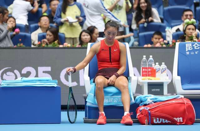 (250927) -- BEIJING, Sept. 27, 2025 -- Yuan Yue of China takes a break during the women s singles second round match against Iga Swiatek of Poland at 2025 China Open tennis tournament in Beijing, China, Sept. 27, 2025. ) (SP)CHINA-BEIJING-TENNIS-CHINA OPEN-WOMEN S SINGLES-SECOND ROUND (CN) Baixxuefei 