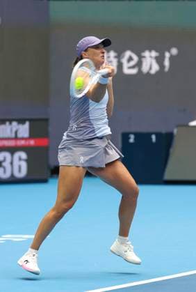(250927) -- BEIJING, Sept. 27, 2025 -- Iga Swiatek of Poland hits a return during the women s singles second round match against Yuan Yue of China at 2025 China Open tennis tournament in Beijing, China, Sept. 27, 2025. ) (SP)CHINA-BEIJING-TENNIS-CHINA OPEN-WOMEN S SINGLES-SECOND ROUND (CN) Baixxuefei 