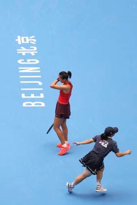 (250927) -- BEIJING, Sept. 27, 2025 -- Yuan Yue (L) of China reacts during the women s singles second round match against Iga Swiatek of Poland at 2025 China Open tennis tournament in Beijing, China, Sept. 27, 2025. ) (SP)CHINA-BEIJING-TENNIS-CHINA OPEN-WOMEN S SINGLES-SECOND ROUND (CN) Baixxuefei 