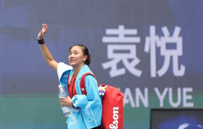 (250927) -- BEIJING, Sept. 27, 2025 -- Yuan Yue of China greets the spectators after the women s singles second round match against Iga Swiatek of Poland at 2025 China Open tennis tournament in Beijing, China, Sept. 27, 2025. ) (SP)CHINA-BEIJING-TENNIS-CHINA OPEN-WOMEN S SINGLES-SECOND ROUND (CN) Baixxuefei 