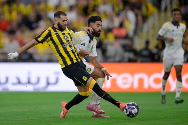 JEDDAH, SAUDI ARABIA - SEPTEMBER 26:Karim Benzema of Al Ittihad battling for the ball during the Saudi Pro League match between Al Ittihad and Al Nassr at King Abdullah Sports City on September 26, 2025 in Jeddah, Saudi Arabia. (Photo by Khalid Alhaj) SPO  Copyright: xKhalidxAlhaj