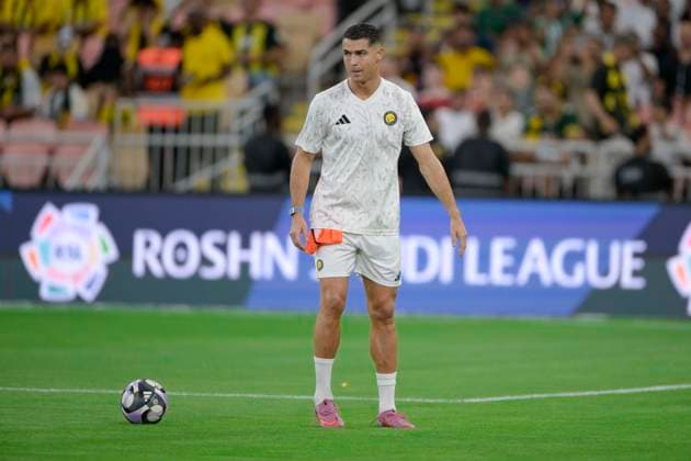 JEDDAH, SAUDI ARABIA - SEPTEMBER 26: Cristiano Ronaldo warming up during the Saudi Pro League match between Al Ittihad and Al Nassr at King Abdullah Sports City on September 26, 2025 in Jeddah, Saudi Arabia. (Photo by Khalid Alhaj) SPO  Copyright: xKhalidxAlhaj