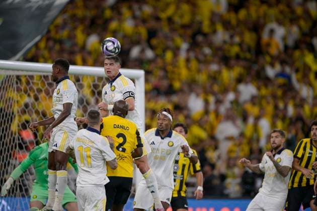 JEDDAH, SAUDI ARABIA - SEPTEMBER 26: Cristiano Ronaldo of Al Nassr heads the ball during the Saudi Pro League match between Al Ittihad and Al Nassr at King Abdullah Sports City on September 26, 2025 in Jeddah, Saudi Arabia. (Photo by Khalid Alhaj) SPO  Copyright: xKhalidxAlhaj