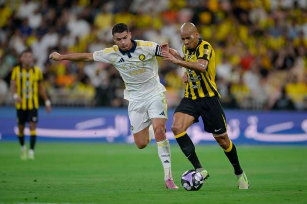 JEDDAH, SAUDI ARABIA - SEPTEMBER 26: Cristiano Ronaldo of Al Nassr tackles for the the ball during the Saudi Pro League match between Al Ittihad and Al Nassr at King Abdullah Sports City on September 26, 2025 in Jeddah, Saudi Arabia. (Photo by Khalid Alhaj) SPO  Copyright: xKhalidxAlhaj