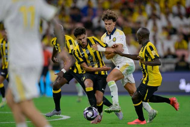 JEDDAH, SAUDI ARABIA - SEPTEMBER 26:battling for the ball during the Saudi Pro League match between Al Ittihad and Al Nassr at King Abdullah Sports City on September 26, 2025 in Jeddah, Saudi Arabia. (Photo by Khalid Alhaj) SPO  Copyright: xKhalidxAlhaj