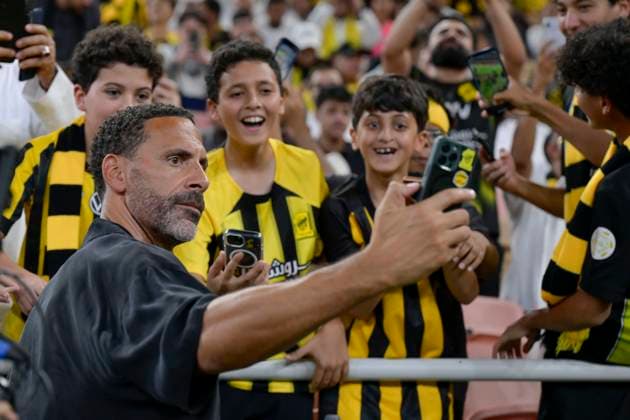 JEDDAH, SAUDI ARABIA - SEPTEMBER 26:Rio Ferdinand with Al Ittihad fans during the Saudi Pro League match between Al Ittihad and Al Nassr at King Abdullah Sports City on September 26, 2025 in Jeddah, Saudi Arabia. (Photo by Khalid Alhaj) SPO  Copyright: xKhalidxAlhaj