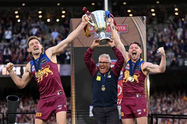 Sport Bilder des Tages AFL GRAND FINAL, Harris Andrews and Lachie Neale of the Lions celebrate with head coach Chris Fagan (centre) folllowing their win in the AFL Grand Final between the Geelong Cats and the Brisbane Lions at the Melbourne Cricket Ground in Melbourne, Saturday, September 27, 2025. ( NO ARCHIVING, EDITORIAL USE ONLY MELBOURNE VICTORIA AUSTRALIA  Copyright: xJAMESxROSSx 20250927161059510810