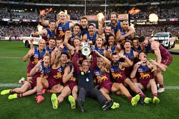 AFL GRAND FINAL, Lions players and coach Chris Fagan (centre) celebrate their win in the AFL Grand Final between the Geelong Cats and the Brisbane Lions at the Melbourne Cricket Ground in Melbourne, Saturday, September 27, 2025. ( NO ARCHIVING, EDITORIAL USE ONLY MELBOURNE VICTORIA AUSTRALIA  Copyright: xJAMESxROSSx 20250927164111739300